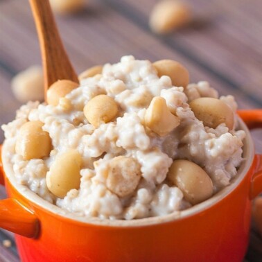 Healthy White Chocolate Macadamia Nut Oatmeal- The flavours of the infamous cookie in a #healthy #oatmeal form- #glutenfree #vegan #sugarfree and #highprotein- @thebigmansworld.com