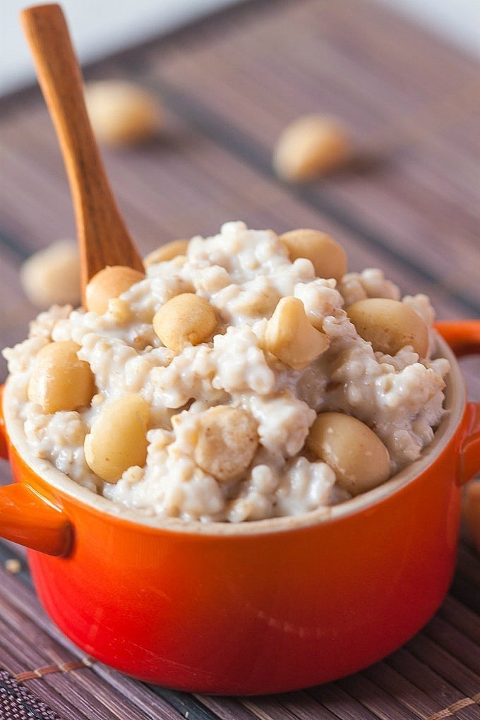 Healthy White Chocolate Macadamia Nut Oatmeal- The flavours of the infamous cookie in a #healthy #oatmeal form- #glutenfree #vegan #sugarfree and #highprotein- @thebigmansworld.com