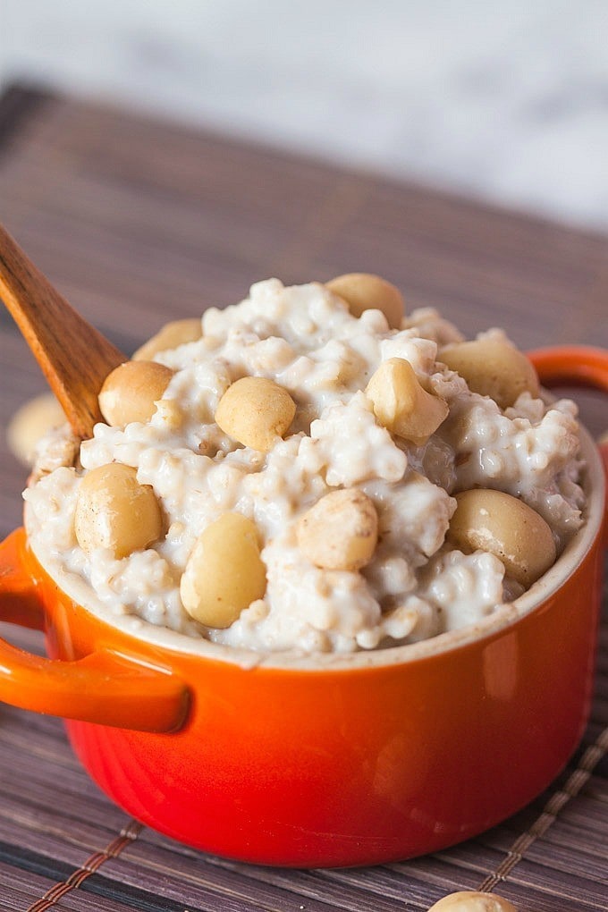 Healthy White Chocolate Macadamia Nut Oatmeal- The flavours of the infamous cookie in a #healthy #oatmeal form- #glutenfree #vegan #sugarfree and #highprotein- @thebigmansworld.com