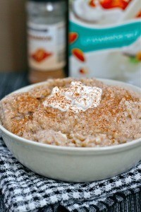 Cinnamon Bun #Oatmeal- Have an adding zing in your morning oats with these #glutenfree #sugarfree and #highprotein oats which clock in at under 250 calories! #breakfast - @thebigmansworld.com