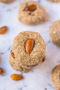 No Bake Triple Almond Breakfast Cookies- A delicious, no bake healthy cookie recipe which requires 1 bowl and 10 minutes tops to whip up! Using almonds three ways, these cookies are gluten free, paleo, vegan, dairy free and the perfect grab and go healthy breakfast! @thebigmansworld -thebigmansworld.com