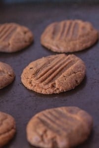 4 Ingredient Paleo 'Nutella' Cookies- A delicious #paleo friendly #cookie which requires 1 bowl and TEN minutes to whip up- The best bit? Just 4 ingredients needed! Naturally #glutenfree and with a #vegan option! -thebigmansworld.com