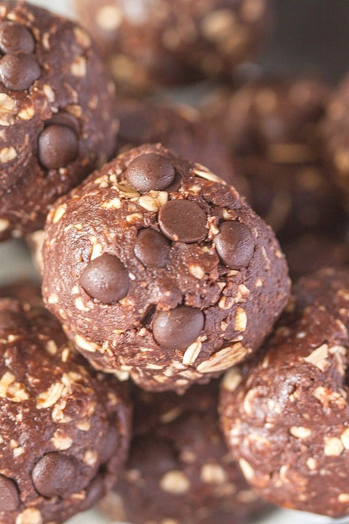 No Bake Chocolate Nutella Energy Balls Recipe- Oats, protein powder, cocoa powder and peanut butter combined! 
