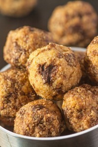 Single Serve Banana Smoothie Breakfast Bites- These no bake bites take 5 minutes to prepare and taste like a banana smoothie without the need for a blender! #vegan #glutenfree -thebigmansworld.com