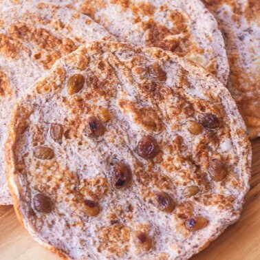 4 Ingredient Paleo Cinnamon Raisin Flatbread- 5 minutes is all it'll take to make these #paleo flatbreads which are chock full of raisins and with the sweet taste of cinnamon! #glutenfree #lowcarb and #lowcalorie- Perfect to load up toppings! -thebigmansworld.com