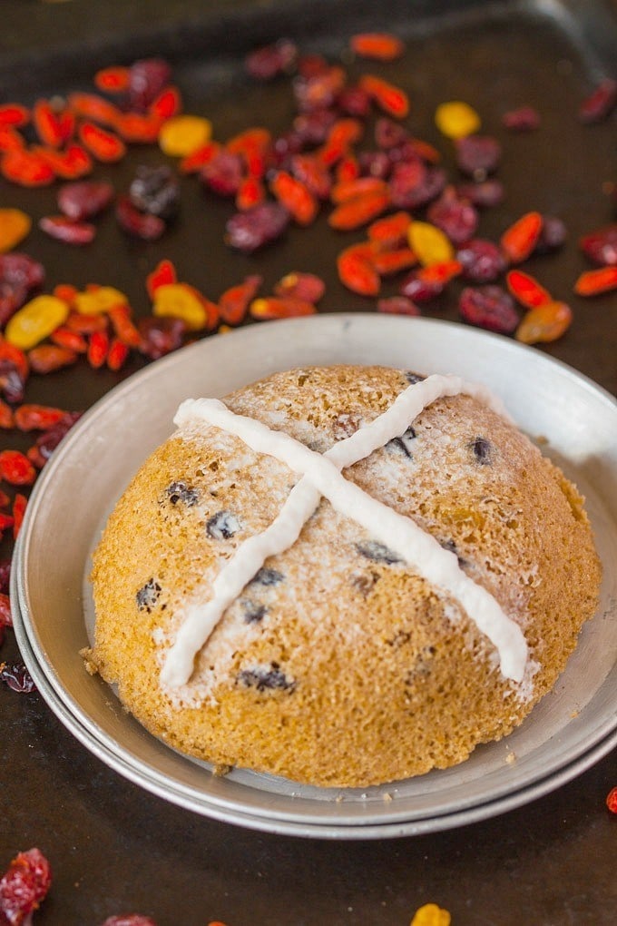 Microwave Hot Cross Bun- A delicious SINGLE SERVE recipe for a hot cross bun perfect for Easter and ready in 3 minutes! Paleo, Gluten Free, Dairy Free, Sugar Free and with a vegan option! @thebigmansworld -thebigmansworld.com