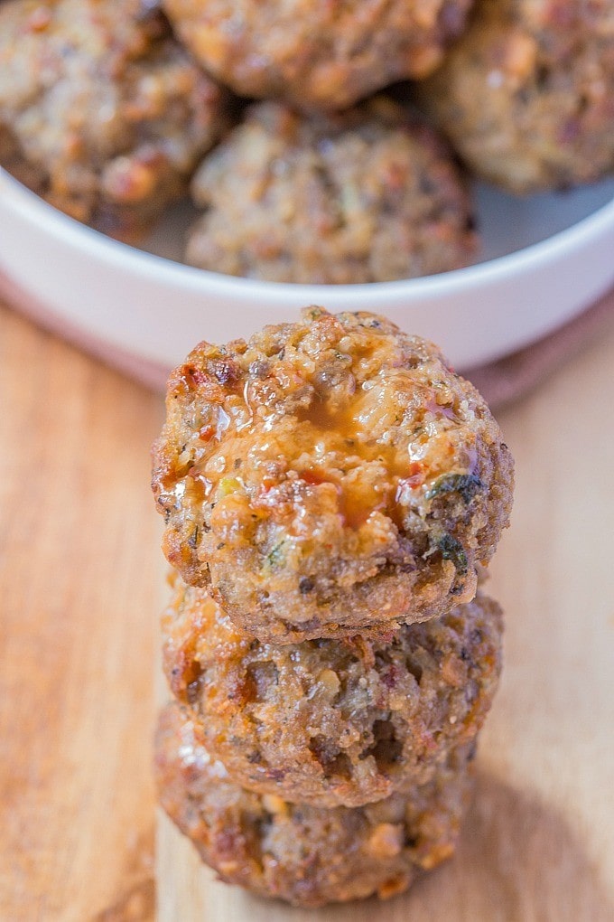 Vegan Sweet and Spicy Meatballs- These sweet and spicy 'meatballs' are a flavour explosion and they contain no meat! Perfect to whip up in a big batch, they are gluten free, vegan, dairy free and perfect for meatless Monday or a meat free meal! @thebigmansworld - thebigmansworld.com