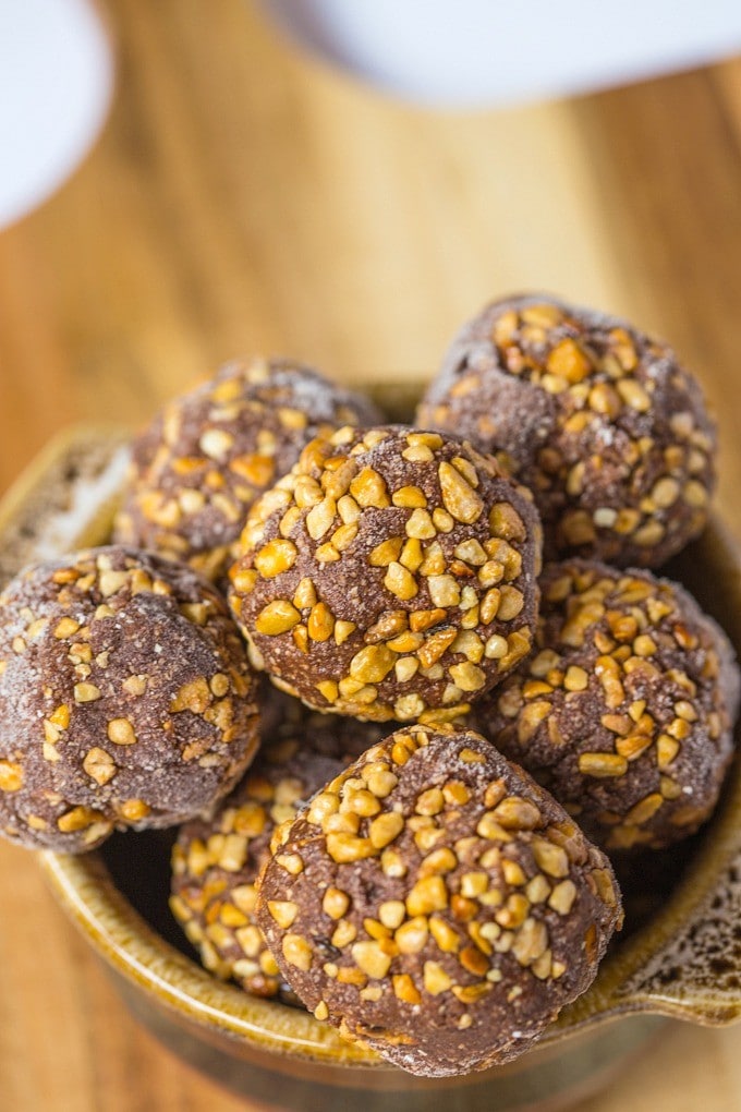 Healthy No Bake Ferrero Rocher Bites- A quick and easy snack! {paleo, vegan and gluten free!}