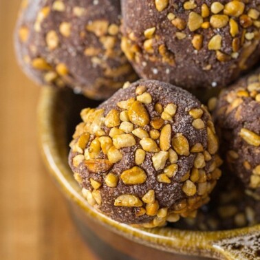 Healthy No Bake Ferrero Rocher Bites- A quick and easy snack! {paleo, vegan and gluten free!}