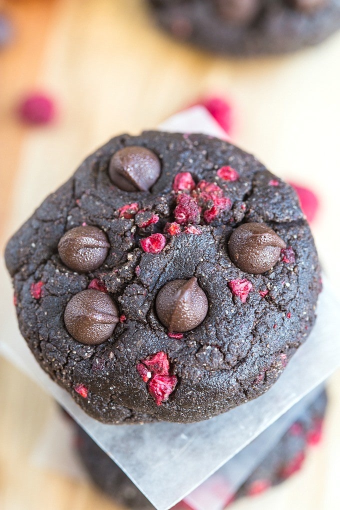 Healthy No Bake Dark Chocolate + Raspberry Cookies- Ready in 10 minutes, these delicious healthy snacks are vegan, gluten free, refined sugar free and have a paleo and high protein option! @thebiigmansworld - thebigmansworld.com