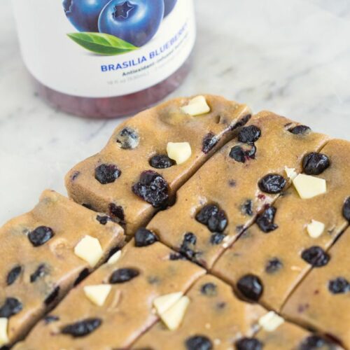 No Bake Blueberry White Chocolate Snack Bars- A quick, easy and healthy snack which takes less than 10 minutes and are healthy and high in protein! {vegan, gluten free + refined sugar free option}