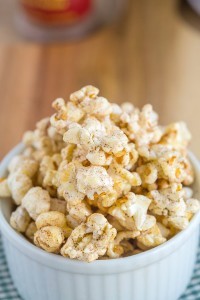 Easy Cinnamon Bun Popcorn - Just three minutes to crispy, sweet and salty popcorn which tastes and smells like fresh cinnamon buns, but with a healthy twist!