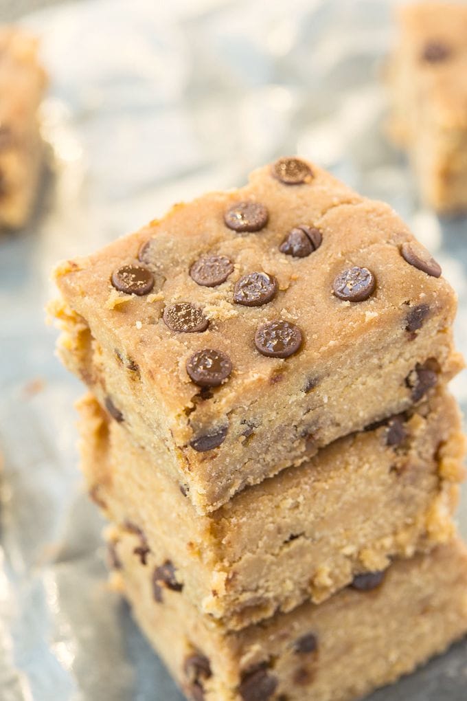 Healthy FOUR ingredient No Bake Banana Bread Blondies- Quick and easy recipe- one bowl + 5 minutes to whip up these delicious soft and fudgy blondies which are healthy too! {paleo, vegan, gluten-free} -thebigmansworld.com