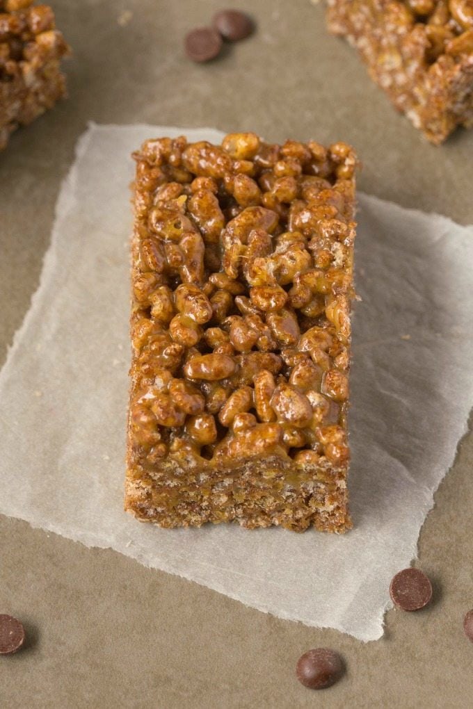 Healthy 3 Ingredient NO BAKE chocolate rice crispy treats which only take 5 minutes- NO butter, NO oil and NO marshmallows- The perfect snack! {vegan, gluten free, dairy free recipe}- thebigmansworld.com