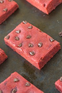 Healthy No Bake Red Velvet Protein Bars- 10 minutes and 1 bowl to make these extra chewy, soft and delicious snack bars- No added sugar too! {vegan, gluten free, paleo, sugar free recipe}- thebigmansworld.com