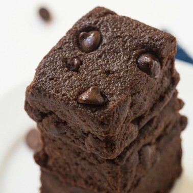 Healthy 4 Ingredient No Bake Brownies- SO moist, gooey and fudgy but with NO butter, oil, sugar, eggs or odd ingredients and ready in no time! {vegan, gluten free, paleo recipe}- thebigmansworld.com