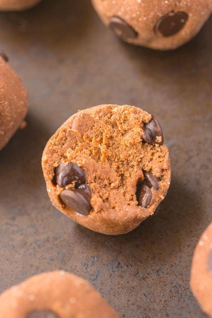 Healthy NO BAKE chocolate cake batter bites which have AMAZING texture and take less than 5 minutes- NO butter, oil, grain flour or sugar! {vegan, gluten free, paleo recipe}- thebigmansworld.com