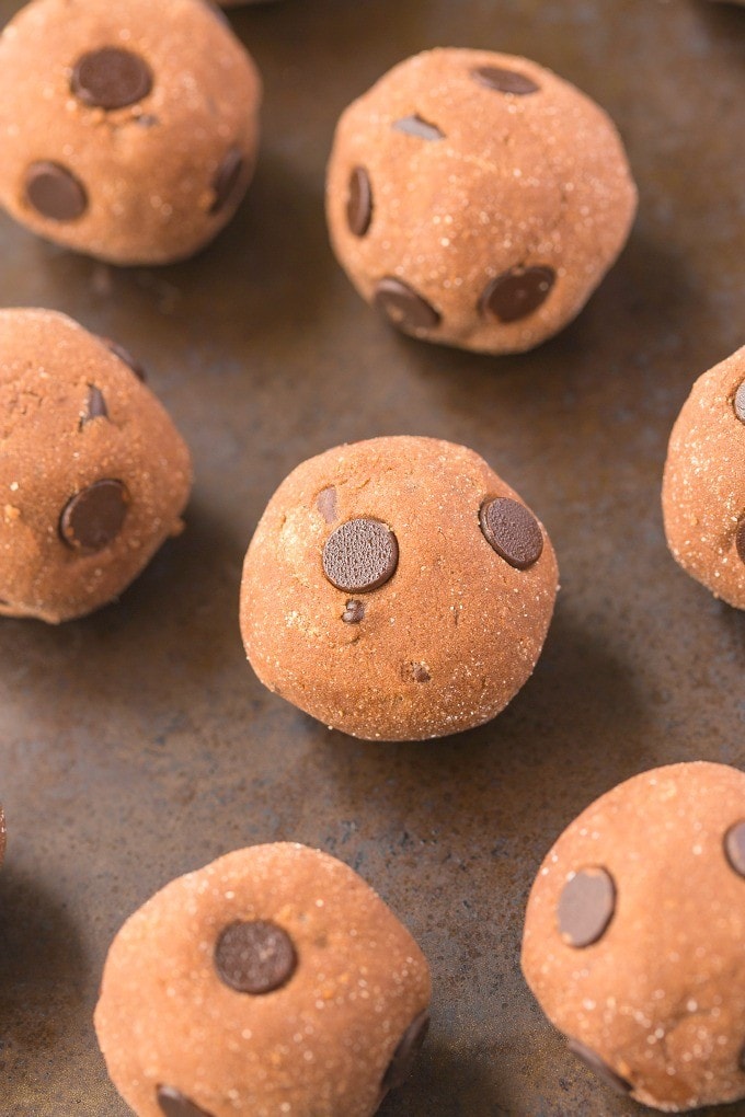 Healthy NO BAKE chocolate cake batter bites which have AMAZING texture and take less than 5 minutes- NO butter, oil, grain flour or sugar! {vegan, gluten free, paleo recipe}- thebigmansworld.com