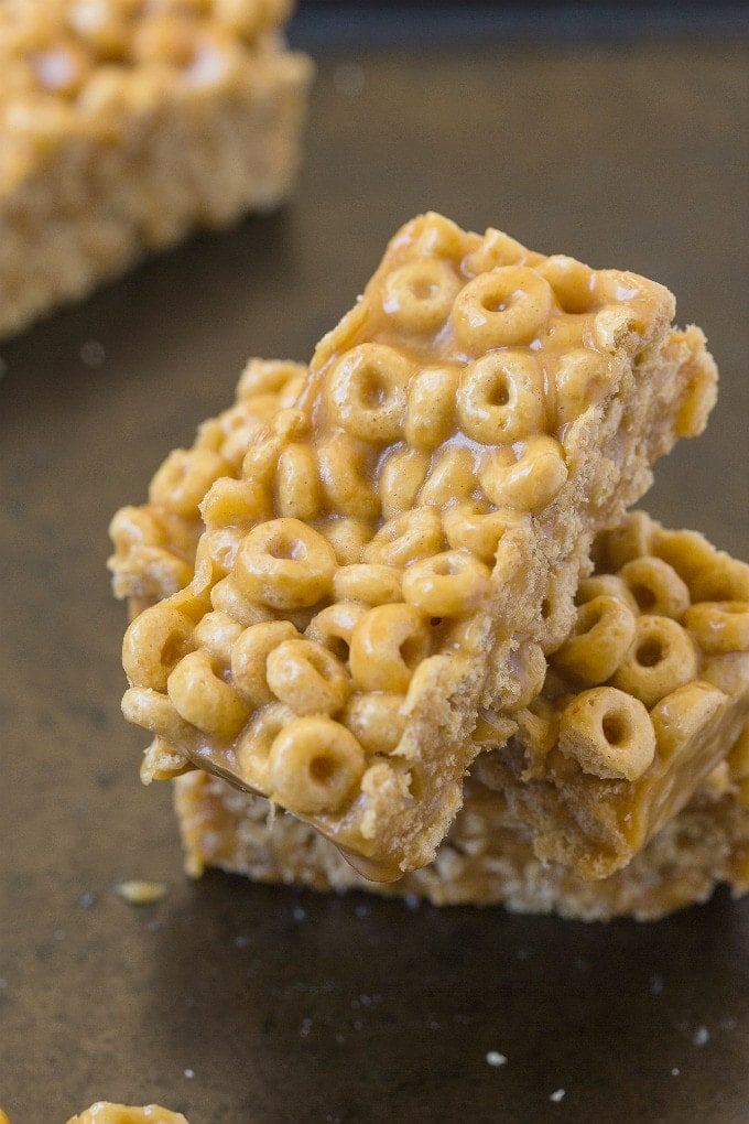 Healthy No Bake 3 Ingredient Cereal Bars- Ready in just FIVE minutes, these no bake snack bars have NO butter, oil, sugar or marshmallows and are SO delicious! {vegan, gluten free, dairy free recipe}- thebigmansworld.com