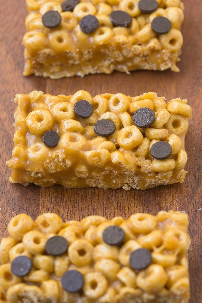 Healthy 4 Ingredient No Bake Protein Cereal Bars- Super easy, healthy, homemade protein cereal bars with NO nasties at all! {vegan, gluten free, oil free recipe}- thebigmansworld.com