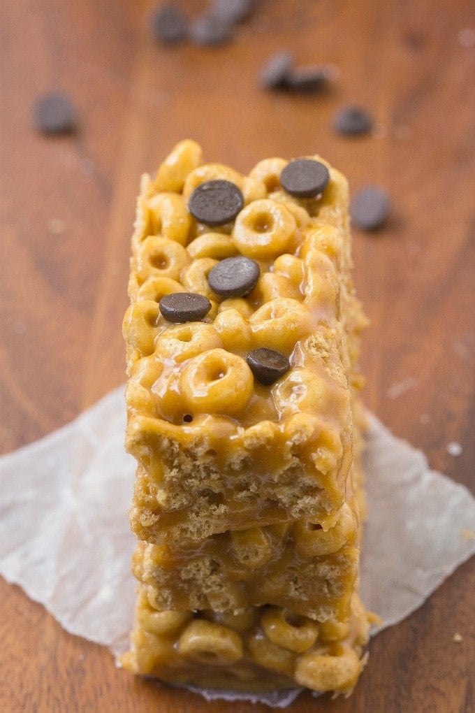 Healthy 4 Ingredient No Bake Protein Cereal Bars- Super easy, healthy, homemade protein cereal bars with NO nasties at all! {vegan, gluten free, oil free recipe}- thebigmansworld.com