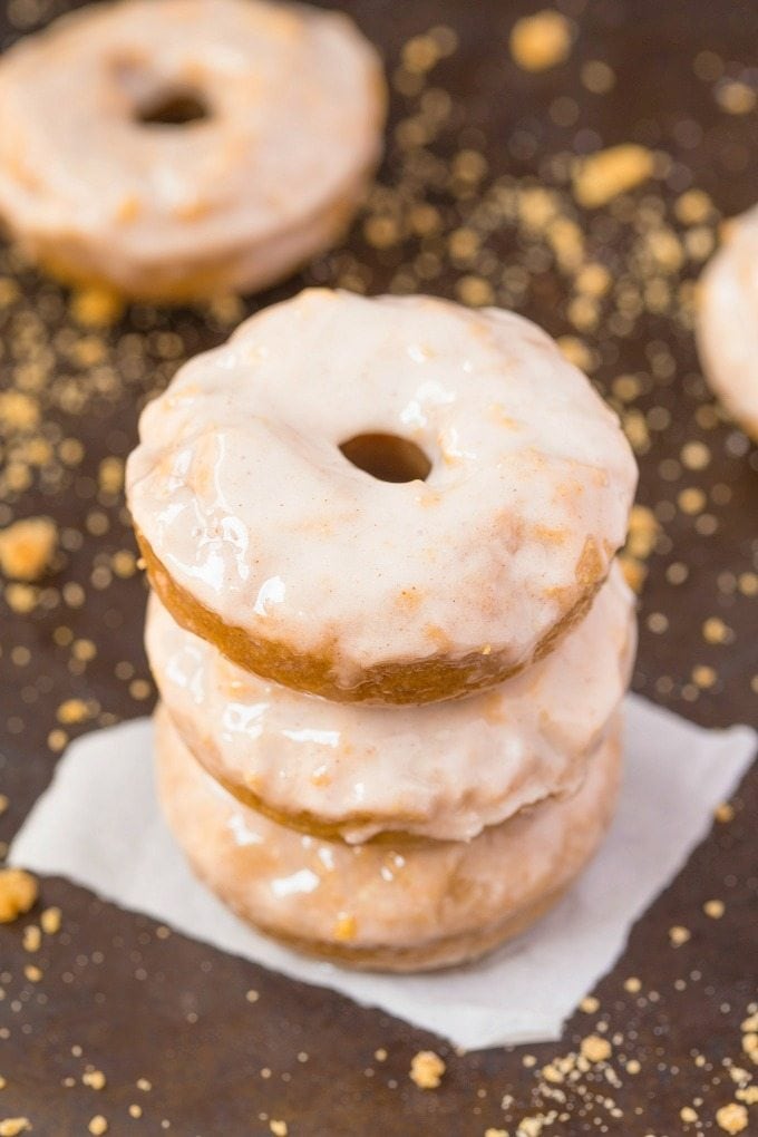 Healthy Flourless Cinnamon Bun Breakfast Doughnuts- Fluffy and satisfying doughnuts made with NO butter, NO oil, NO flour and NO sugar yet tastes amazing- The Glaze is protein packed too! {vegan, gluten free, paleo recipe}- thebigmansworld.com