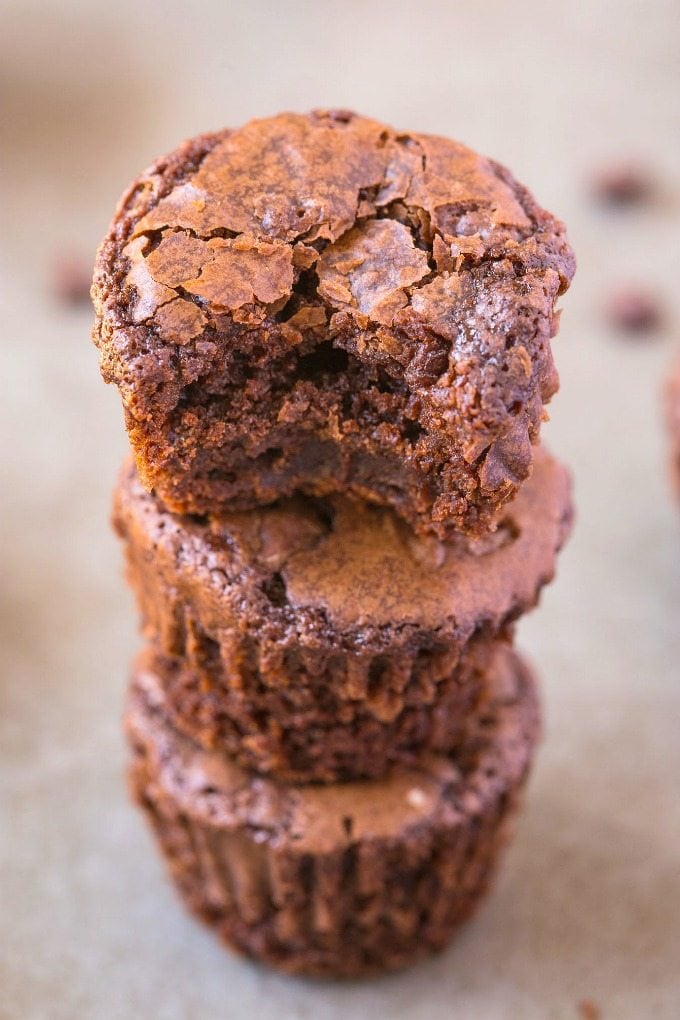 Healthy FOUR ingredient Flourless Protein Packed Brownie Bites- NO butter, oil, grains or flour needed to make these rich, dense, subtly sweet brownies packed with protein- A quick and easy snack which DON'T taste healthy! 