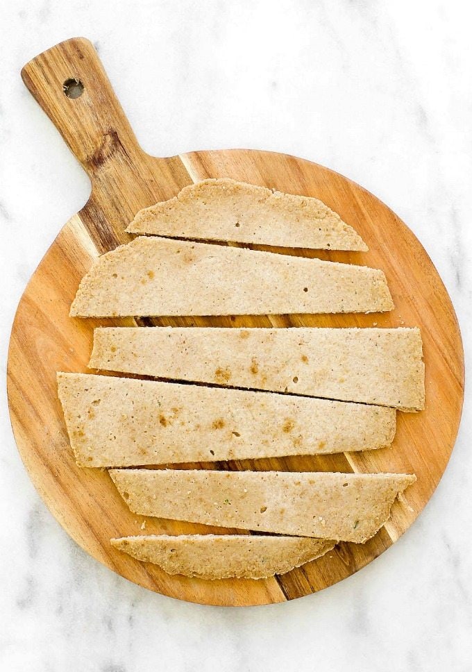 EASY and healthy TWO Ingredient Flourless Flatbreads (or pizza bases!)- Yeast free and based off oatmeal, this easy and delicious 2 ingredient flatbreads are versatile and can be sweet or savory! There is a tested paleo option too! {vegan, gluten free, dairy free recipe}- thebigmansworld.com