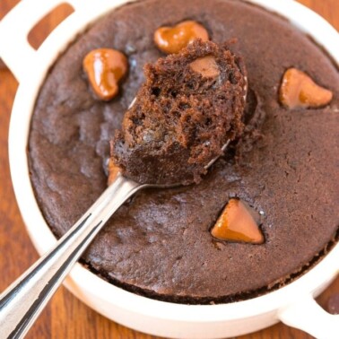 3 Ingredient Flourless Brownie (V, GF, Paleo, Whole 30)- A healthy three ingredient single serve mug brownie ready in ONE minute and completely guilt-free- Moist, gooey and a rich dark taste- It's Grain free, sugar free, dairy free and plant based- Perfect snack or dessert! {vegan, gluten free, paleo recipe}- thebigmansworld.com