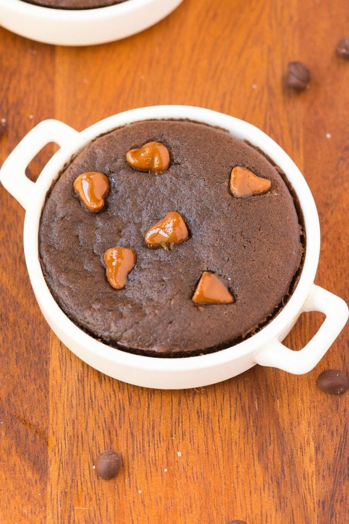 3 Ingredient Flourless Brownie (V, GF, Paleo, Whole 30)- A healthy three ingredient single serve mug brownie ready in ONE minute and completely guilt-free- Moist, gooey and a rich dark taste- It's Grain free, sugar free, dairy free and plant based- Perfect snack or dessert! {vegan, gluten free, paleo recipe}- thebigmansworld.com
