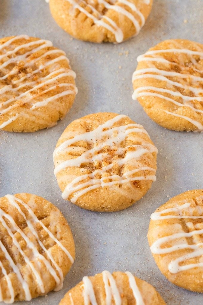 No Bake Cinnamon Roll Cookies (V, GF, Paleo)- Secretly HEALTHY no bake cookies LOADED with cinnamon flavor but made in one bowl and guilt-free! Refined sugar free and packed with protein! Perfect for Christmas, holidays, parties and events! {vegan, gluten free, paleo recipe}- thebigmansworld.com