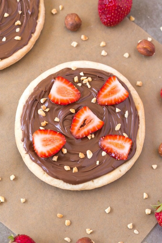 Healthy Low Carb Sugar Free "Nutella" Breakfast Pizza (V, GF, Paleo)- A thin and crispy low carb pizza crust topped with a creamy and sugar-free hazelnut spread! It's filling and like dessert for breakfast! {vegan, gluten free, paleo recipe}- thebigmansworld.com