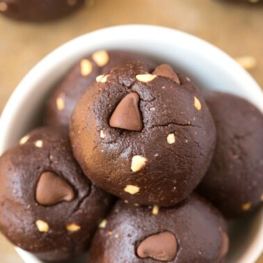 Healthy No Bake "Nutella" Cookie Dough BREAKFAST Bites (GF, V, Paleo)- Quick, easy and delicious no bake bites which take minutes to whip up and like having a guilt-free, protein packed dessert for breakfast! Dairy free and refined sugar free! {vegan, gluten free, paleo recipe}- thebigmansworld.com