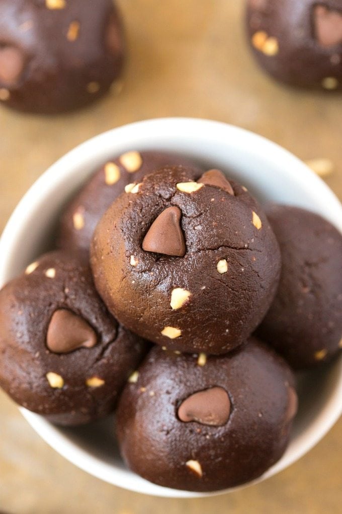 Healthy No Bake "Nutella" Cookie Dough BREAKFAST Bites (GF, V, Paleo)- Quick, easy and delicious no bake bites which take minutes to whip up and like having a guilt-free, protein packed dessert for breakfast! Dairy free and refined sugar free! {vegan, gluten free, paleo recipe}- thebigmansworld.com