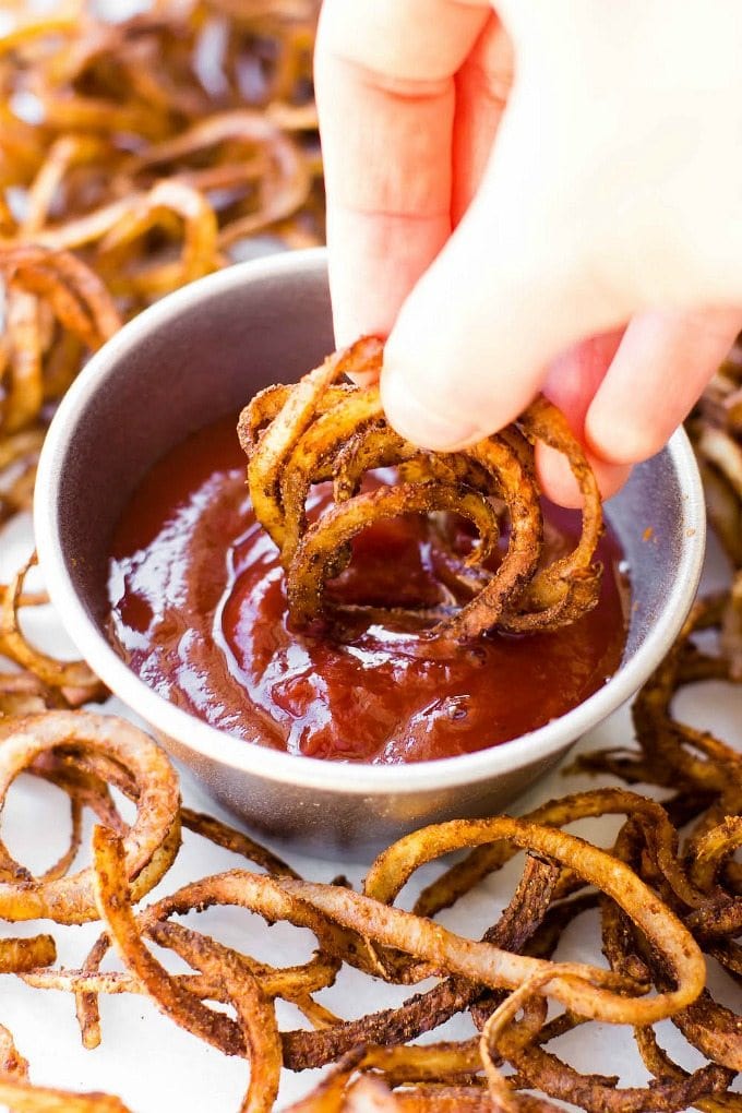 Healthy Oil-Free Baked Curly Fries (Whole30, V, GF, P)- Easy, fat-free potatoes which are crispy, easy and the perfect spice blend- The perfect snack or vegetable side dish! {vegan, gluten free, paleo recipe}=thebigmansworld.com