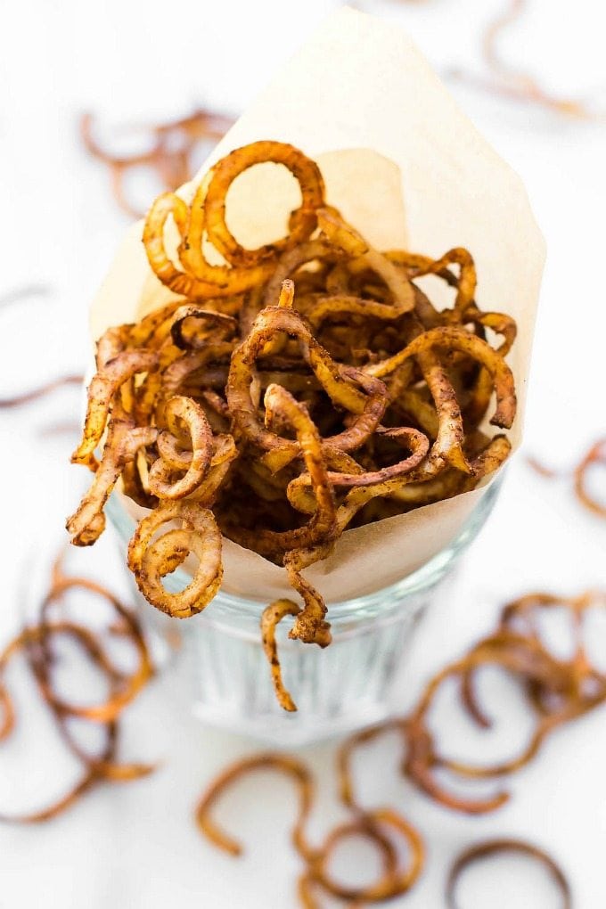 Healthy Oil-Free Baked Curly Fries (Whole30, V, GF, P)- Easy, fat-free potatoes which are crispy, easy and the perfect spice blend- The perfect snack or vegetable side dish! {vegan, gluten free, paleo recipe}=thebigmansworld.com