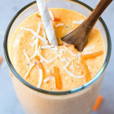 Healthy Carrot Cake Oatmeal Smoothie (V, GF, DF)- Thick, creamy, filling, satisfying and loaded with nutrients, it's like eating carrot cake in smoothie form- Packed with protein, fiber and completely sugar-free! {vegan, gluten free, dairy free recipe}- thebigmansworld.com