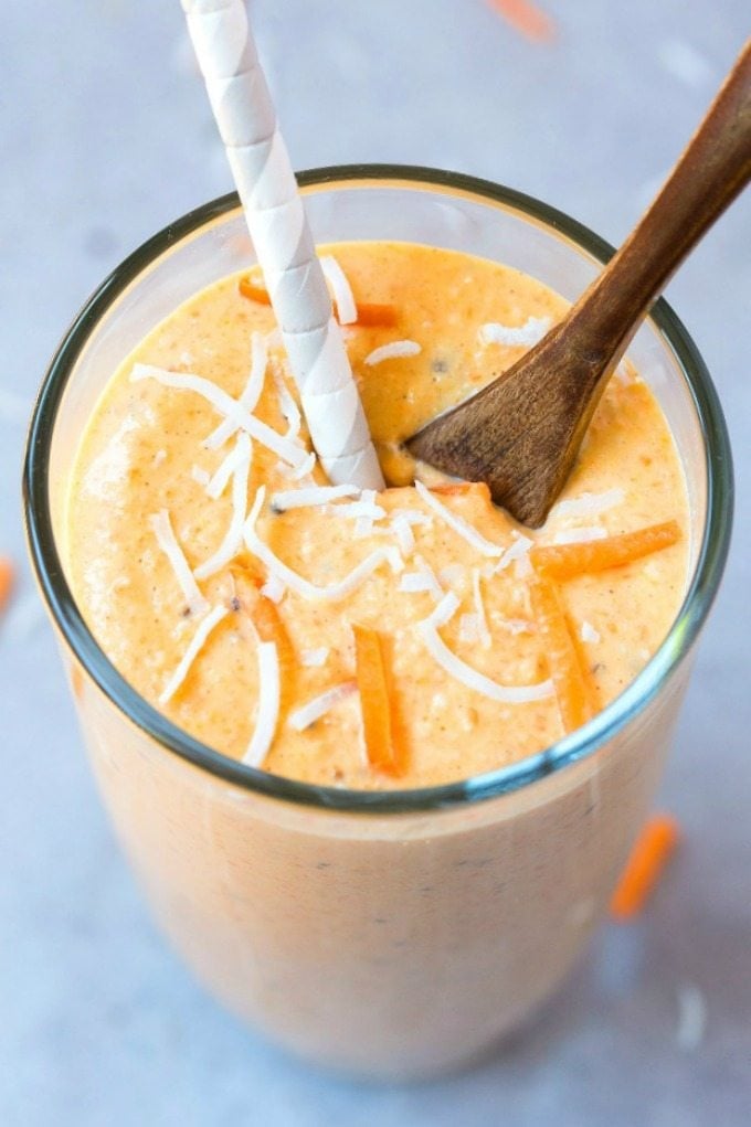 Healthy Carrot Cake Oatmeal Smoothie (V, GF, DF)- Thick, creamy, filling, satisfying and loaded with nutrients, it's like eating carrot cake in smoothie form- Packed with protein, fiber and completely sugar-free! {vegan, gluten free, dairy free recipe}- thebigmansworld.com