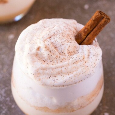 THICK & CREAMY High Protein Cinnamon Roll Shake (V, GF, Paleo)- A delicious filling breakfast or snack high protein smoothie which tastes like a cinnamon roll! Sugar free and dairy free too! {vegan, gluten free, paleo recipe}- thebigmansworld.com