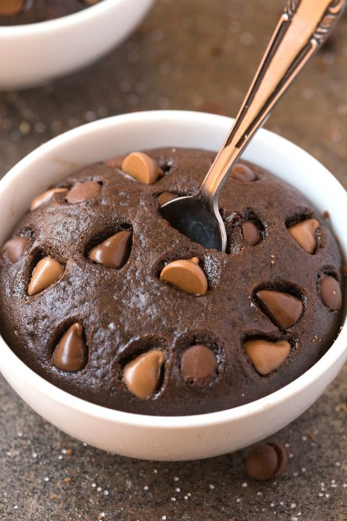 4 Ingredient Flourless Chocolate Mug Cake (V, GF, Paleo)- Ready in just ONE minute, this HEALTHY 4-ingredient chocolate cake is moist, gooey, naturally sweetened and has NO butter, oil, flour, grains or sugar, but you'd never tell- Oven option too! {vegan, gluten free, paleo recipe}- thebigmansworld.com