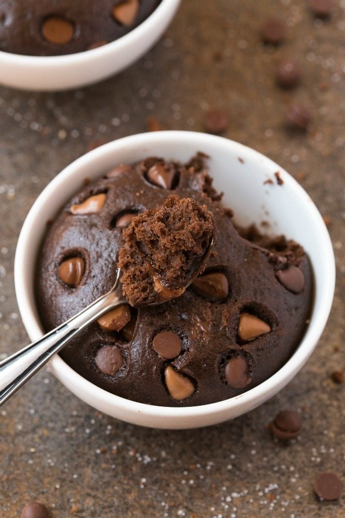 4 Ingredient Flourless Chocolate Mug Cake (V, GF, Paleo)- Ready in just ONE minute, this HEALTHY 4-ingredient chocolate cake is moist, gooey, naturally sweetened and has NO butter, oil, flour, grains or sugar, but you'd never tell- Oven option too! {vegan, gluten free, paleo recipe}- thebigmansworld.com