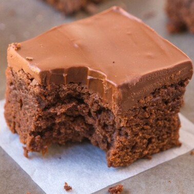 Healthy 5 Ingredient Sweet Potato BREAKFAST Brownies (V, GF, P)- SUPER fudgy, hearty and LOADED with chocolate goodness, its the filling and satisfying guilt-free breakfast, snack or dessert! {vegan, gluten free, paleo recipe}- thebigmansworld.com