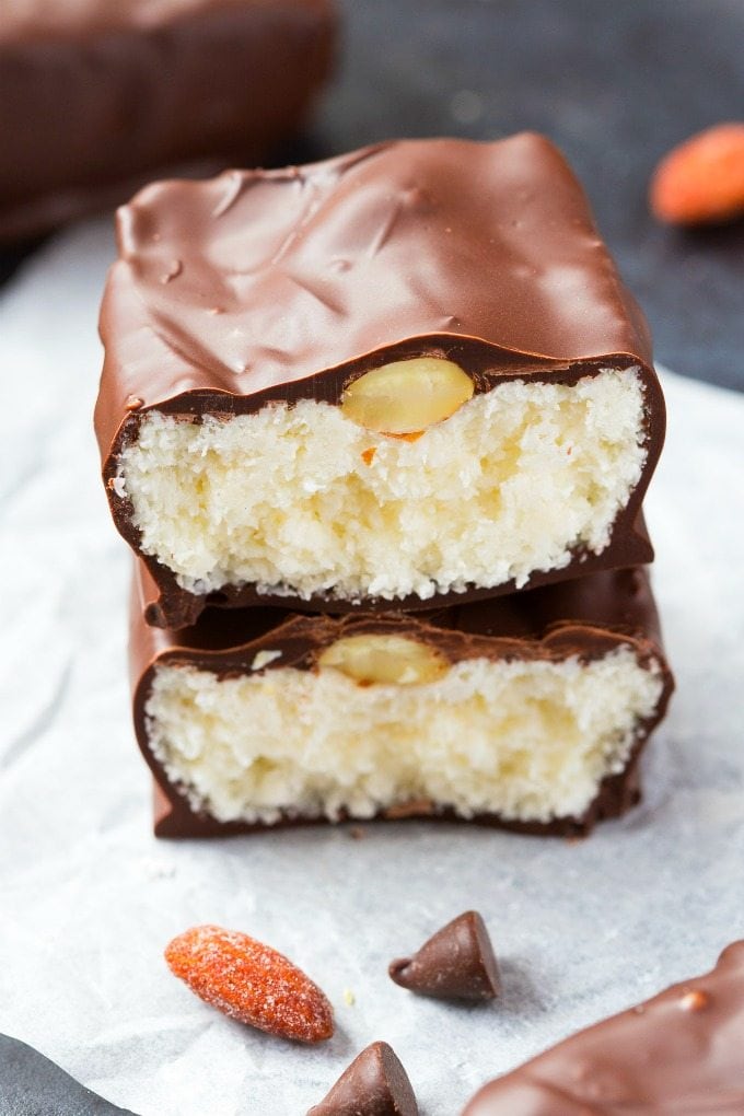 Healthy Homemade Almond Joy Bars (V, GF, P, DF): Easy and foolproof 6-ingredient recipe for homemade Almond Joy candy bars packed with protein and no refined sugar! Chocolate, coconut and almonds in one! {vegan, gluten free, paleo}- thebigmansworld.com