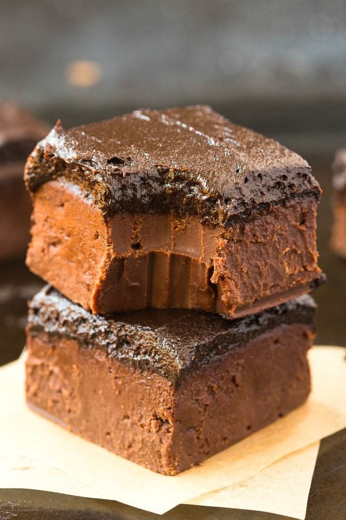 Healthy 4-Ingredient Brownie Batter Fudge (Paleo, Vegan, Gluten Free)- 100% Naturally sweetened chocolate fudge made with no condensed milk or refined sugar, and ultra smooth, melt-in-your-mouth and creamy! An easy dessert or snack. {p, v, gf recipe}- #homemadefudge #healthy #paleo #dairyfree | Recipe on thebigmansworld.com