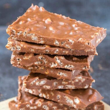 Healthy Chocolate Peanut Butter Crunch Bark (Vegan, Gluten Free, Sugar Free)- Easy homemade bark using just 5 ingredients and ready in 5 minutes- Dairy free and the perfect dessert or holiday gift! | #bark #chocolatepeanutbutter #dairyfree #glutenfreedessert #nobake | Recipe on thebigmansworld.com