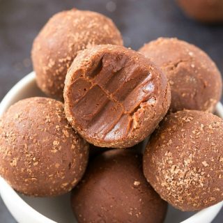 3-Ingredient Easy No Bake Brownie Bites (Keto, Paleo, Vegan, Sugar Free)- Quick and easy homemade brownie energy bites which take 5 minutes and need just 3 ingredients! A Fudgy, protein-rich, low carb snack to keep you satisfied! #energybites #nobake #ketorecipe #lowcarb | Recipe on thebigmansworld.com