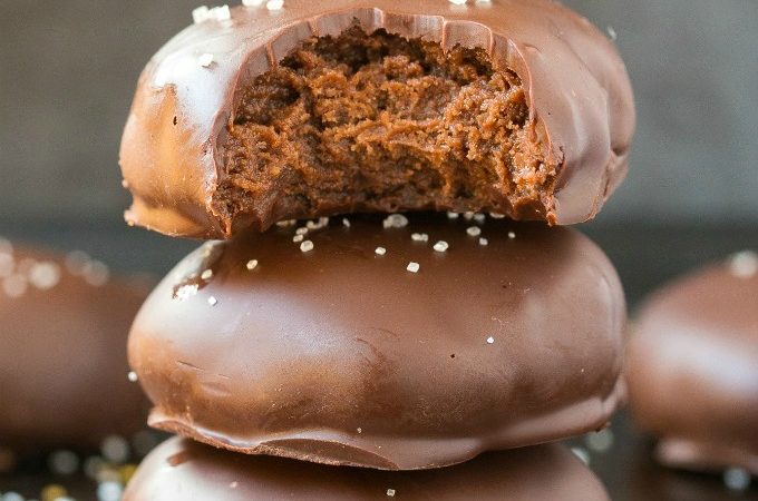 4-Ingredient No Bake Brownie Batter Cookies (Low Carb, Keto, Vegan, Paleo, Sugar Free)- Make these quick and easy healthy no bake cookies which need just 4 ingredients and take 5 minutes! Low carb, protein-packed and the perfect healthy chocolate fix! #ketodessert #nobakecookies #nobakerecipes #sugarfree | Recipe on thebigmansworld.com