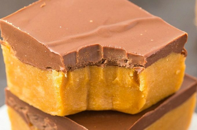 Healthy No Bake Pumpkin Fudge Bars Recipe (Paleo, Vegan, Keto, Sugar Free)- An easy recipe for healthy pumpkin fudge topped with chocolate and made into bars- the ultimate keto and vegan dessert for Fall and Autumn! #pumpkin #vegan #keto #ketosisdessert #ketorecipe | Recipe on thebigmansworld.com