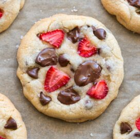 Easy keto chocolate chip cookies with strawberries! No eggs, no sugar and ready in 15 minutes!