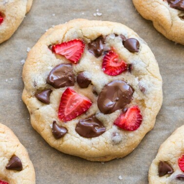 Easy keto chocolate chip cookies with strawberries! No eggs, no sugar and ready in 15 minutes!